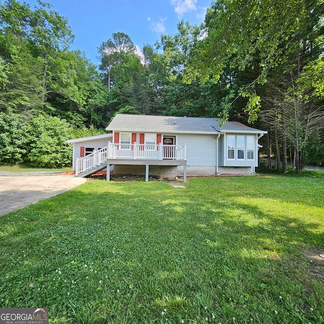 view of front facade featuring a front yard