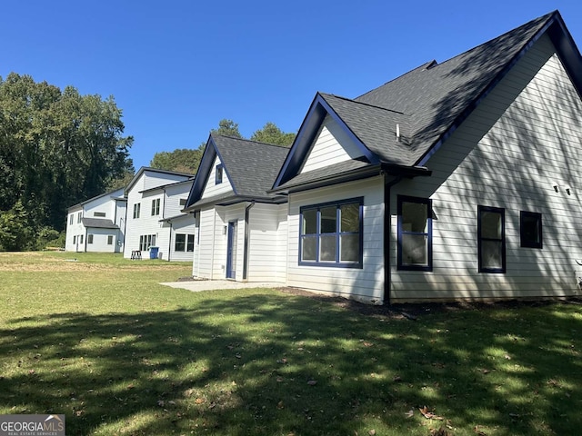 back of house featuring a lawn