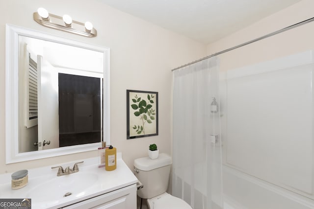 full bathroom with toilet, vanity, and shower / bath combo