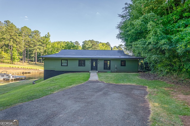 ranch-style home featuring a front lawn