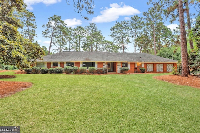 single story home featuring a front lawn