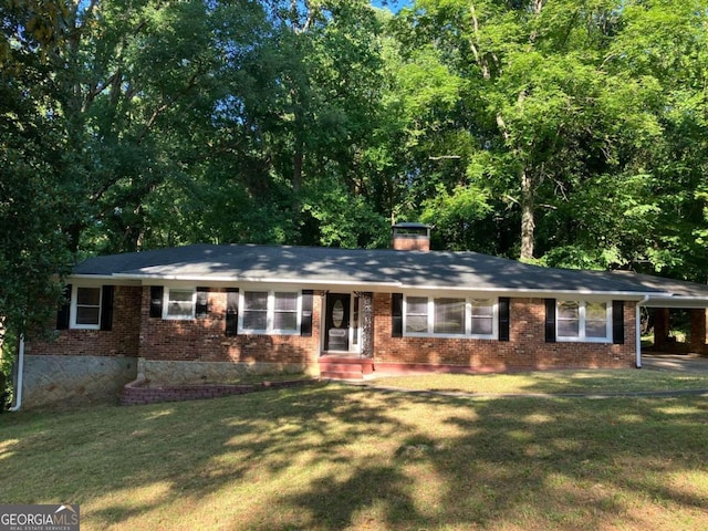 ranch-style home featuring a front lawn and a carport