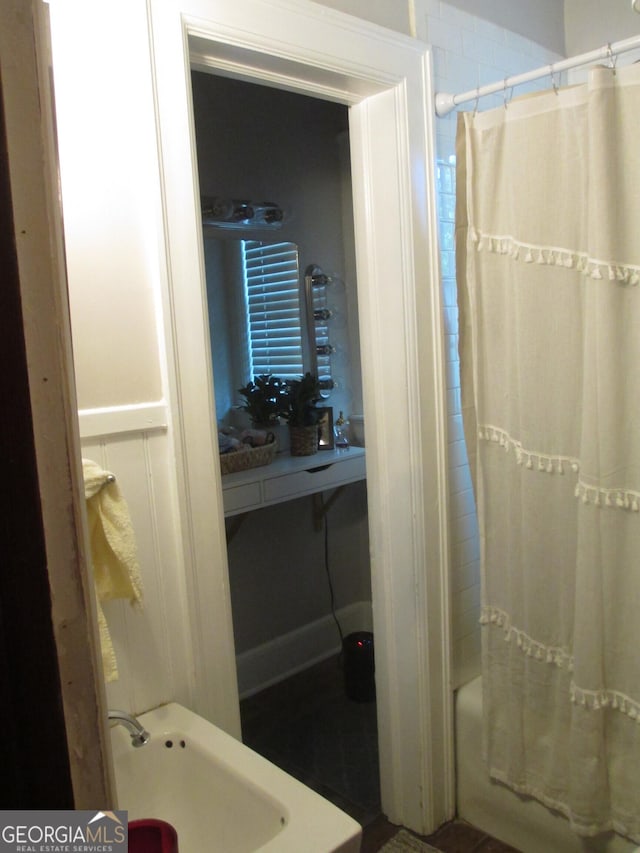 bathroom featuring sink and shower / bath combo