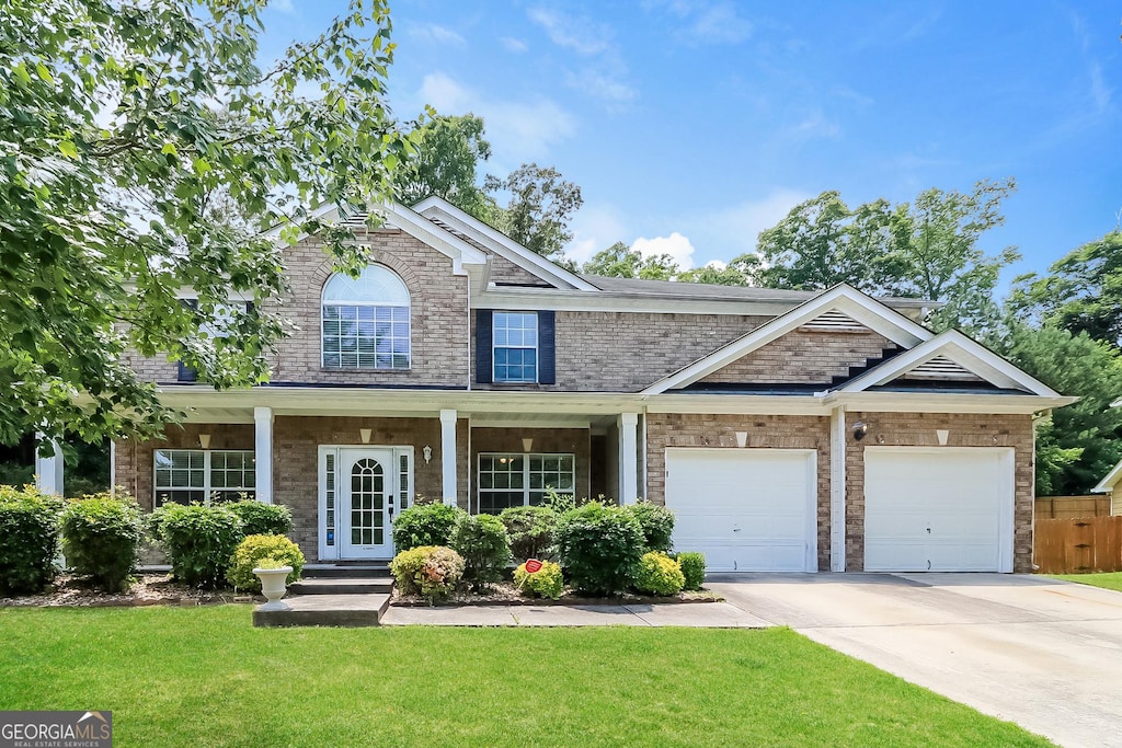 view of front of home featuring a front lawn and a garage