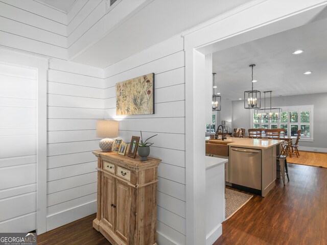 hall featuring sink, a chandelier, and dark hardwood / wood-style flooring