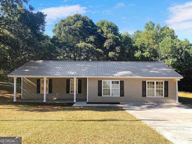 ranch-style house featuring covered porch and a front lawn