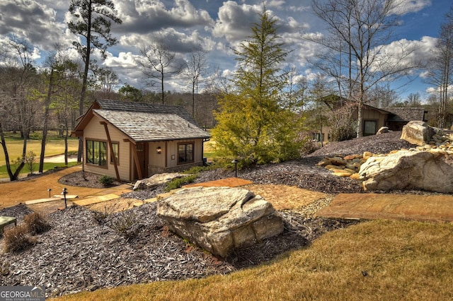 view of yard featuring an outbuilding