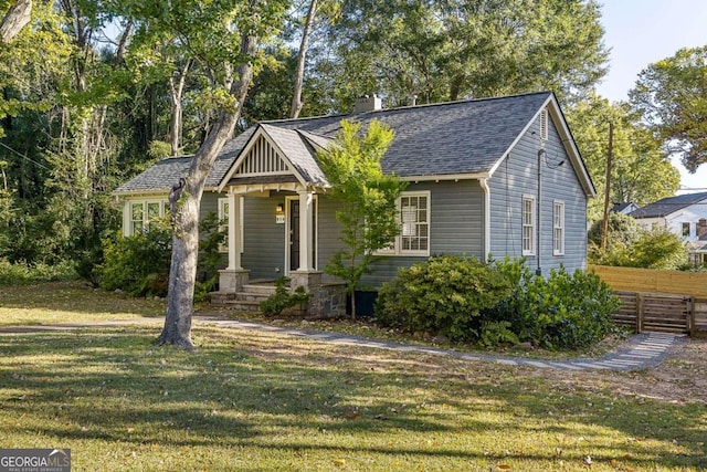 view of front of property featuring a porch and a front yard