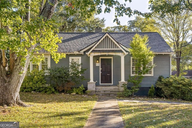 view of front of home featuring a front yard