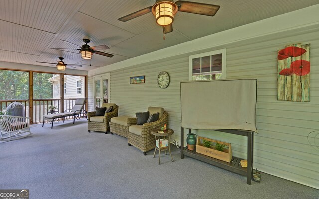 sunroom with ceiling fan