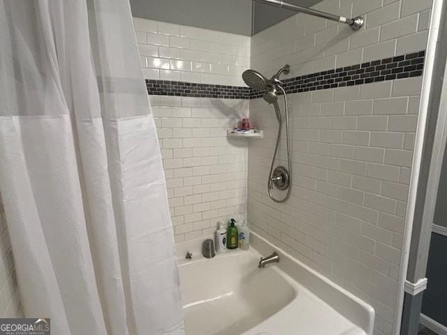 bathroom featuring shower / bath combo