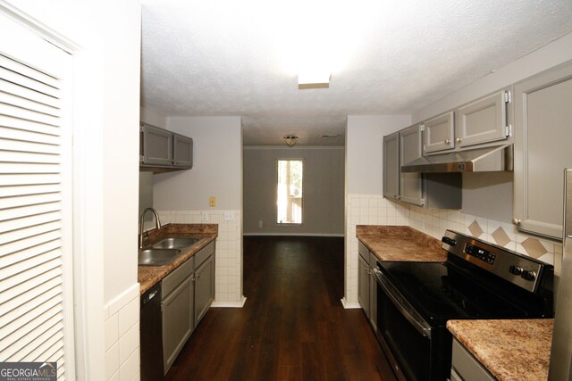 kitchen with gray cabinets, a textured ceiling, black appliances, dark hardwood / wood-style floors, and sink