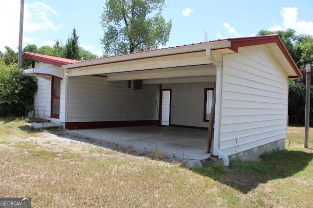 view of front of property featuring a carport and a front yard