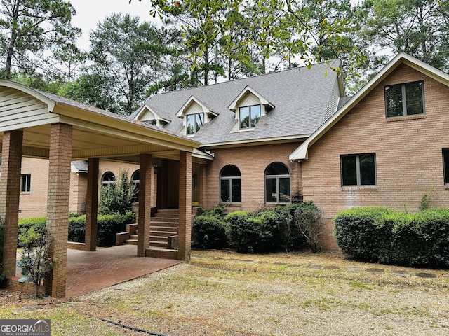 view of front of house featuring a patio area and a front yard