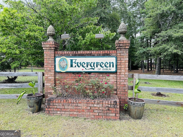 community / neighborhood sign featuring a lawn