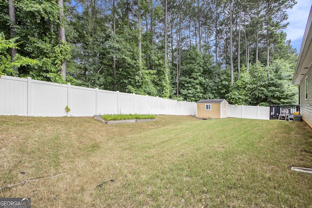 view of yard featuring a storage unit