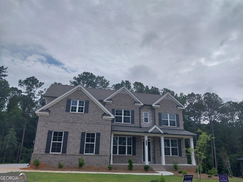 craftsman-style house featuring a front lawn