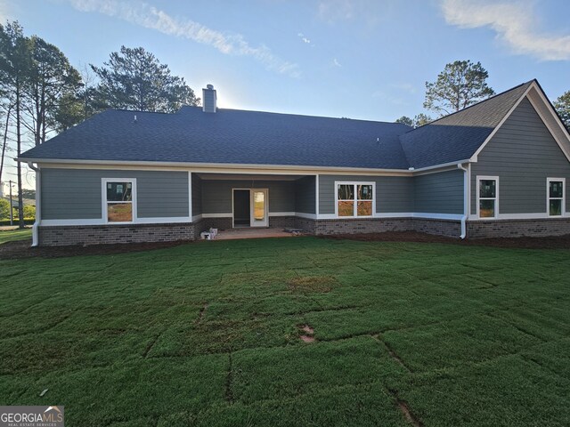 view of front of property with a front lawn