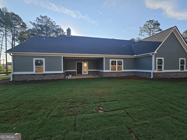 view of front facade with a front yard