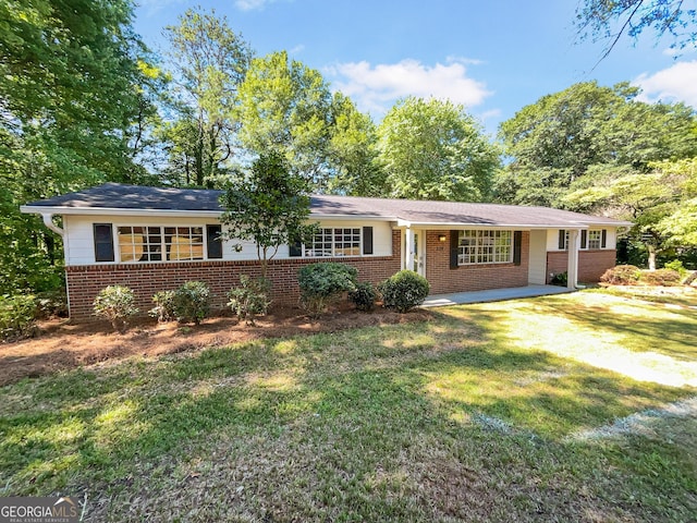 single story home featuring a front yard