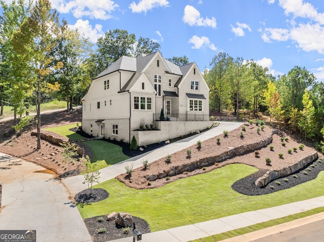 view of front facade featuring a front yard