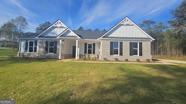 craftsman-style house featuring a front lawn