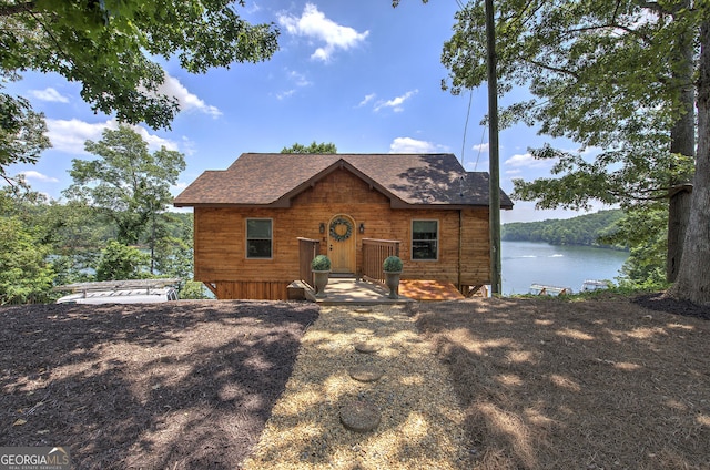 view of front of property featuring a water view