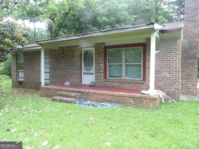 view of front of property featuring a porch and a front yard