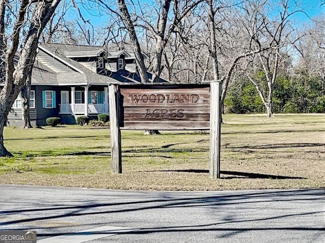 community / neighborhood sign with a yard