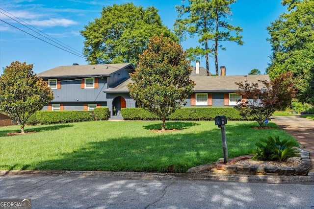 view of front of property featuring a front lawn