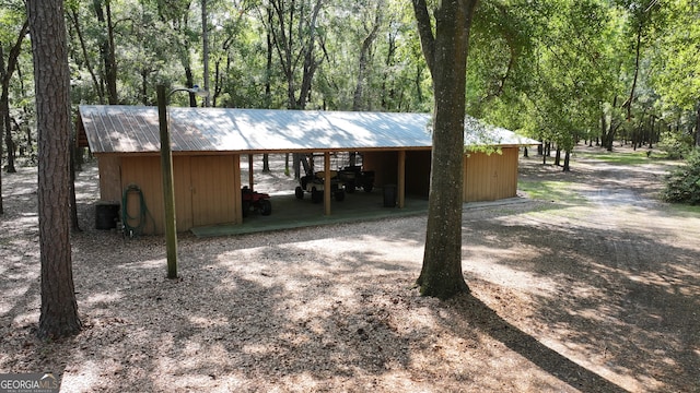 view of front of property featuring an outdoor structure