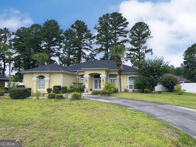 single story home featuring a front yard