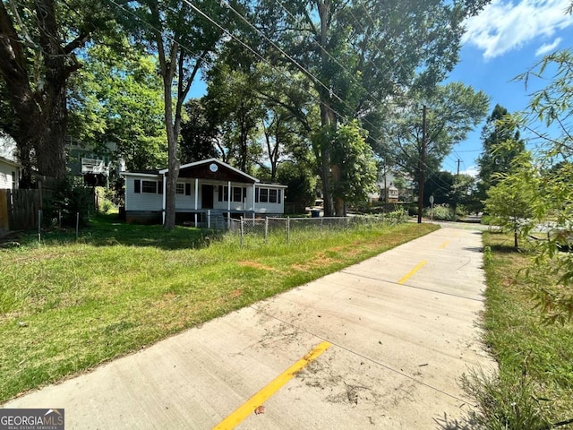 view of front of property featuring a front lawn