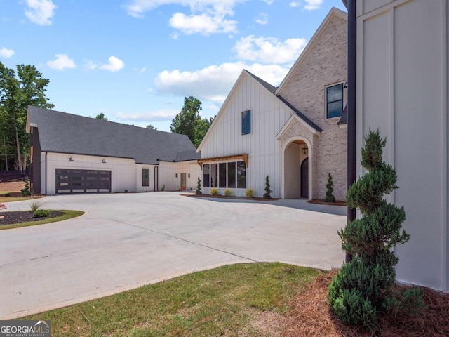 view of front facade with a garage