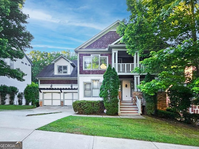 view of front facade featuring a front lawn and a garage