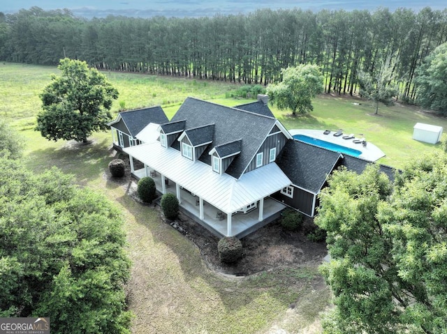 birds eye view of property featuring a forest view