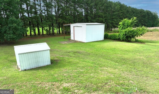 view of yard featuring an outbuilding and a storage unit