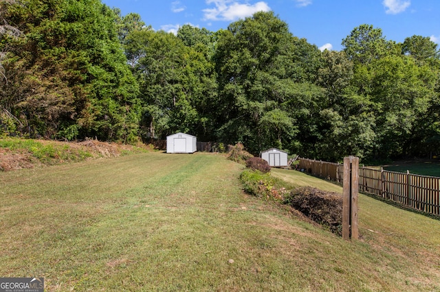 view of yard featuring a storage unit