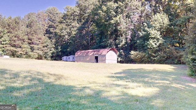 view of yard featuring an outdoor structure