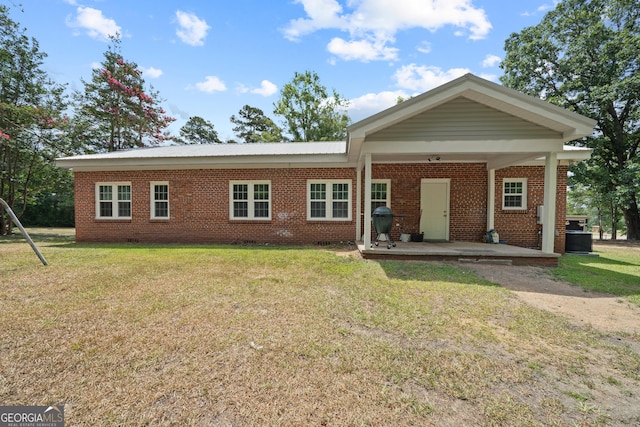 view of front of home featuring a front yard and a patio