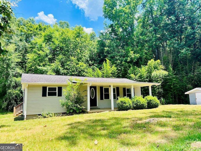 single story home featuring a front yard