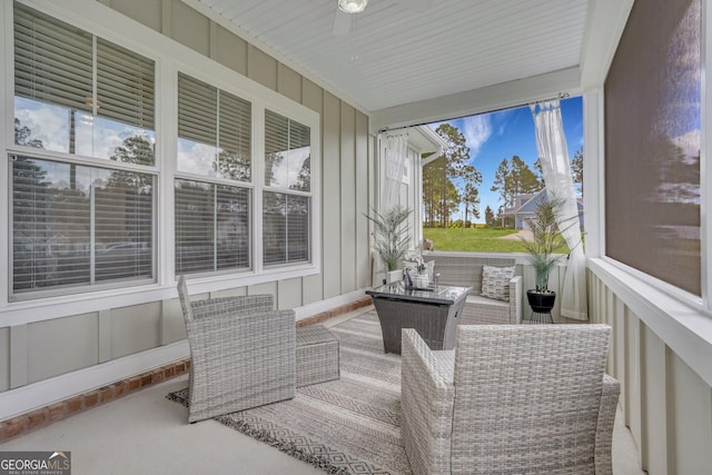 sunroom with ceiling fan