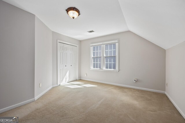 carpeted empty room featuring ceiling fan, crown molding, and a tray ceiling