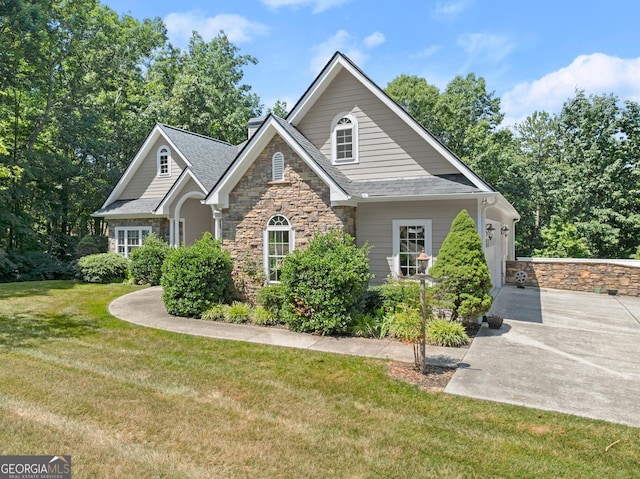 view of front of property featuring a front lawn