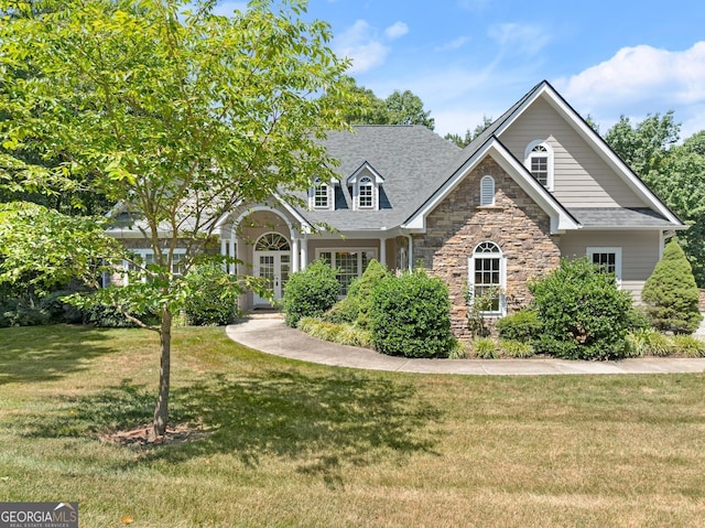 view of front of property featuring a front yard