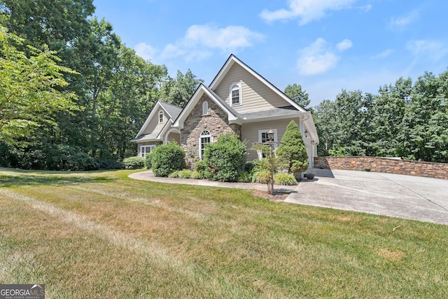 craftsman-style house featuring a front lawn