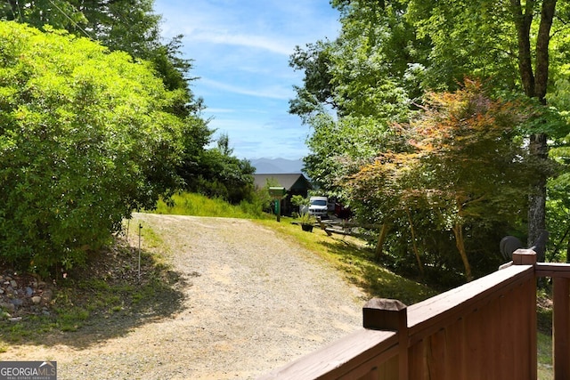 view of yard featuring a mountain view