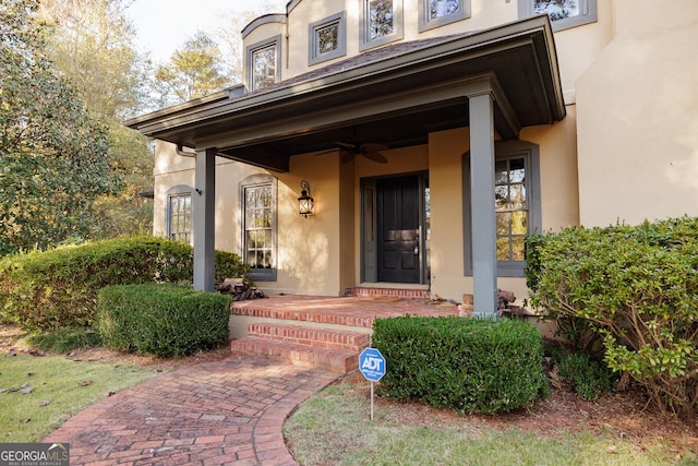 property entrance featuring ceiling fan