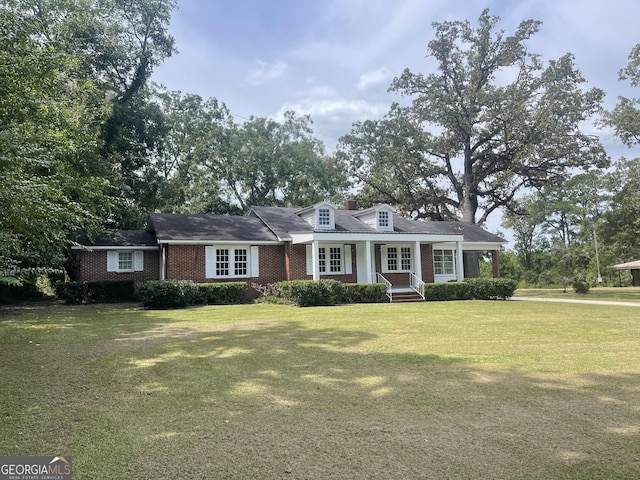 view of front of house featuring covered porch and a front yard