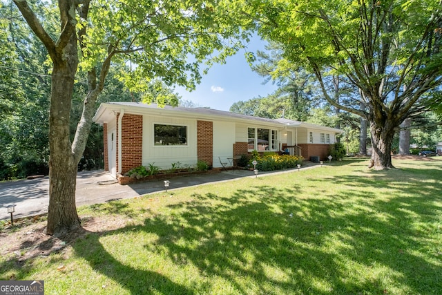 ranch-style home featuring a front lawn